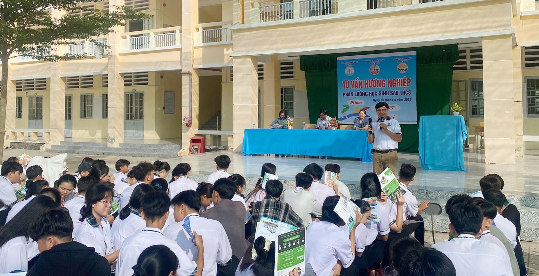JPC tổ chức gặp gỡ, định hướng cho các bạn học sinh THPT Mỹ Hương